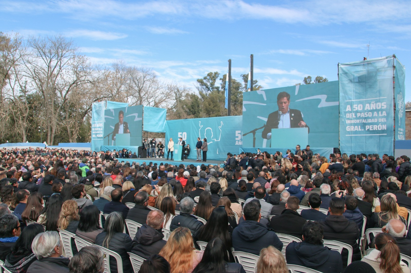 Imagen de El Gobernador junto a referentes del peronismo nacional y una multitudinaria participación de militantes, homenajeo a Perón